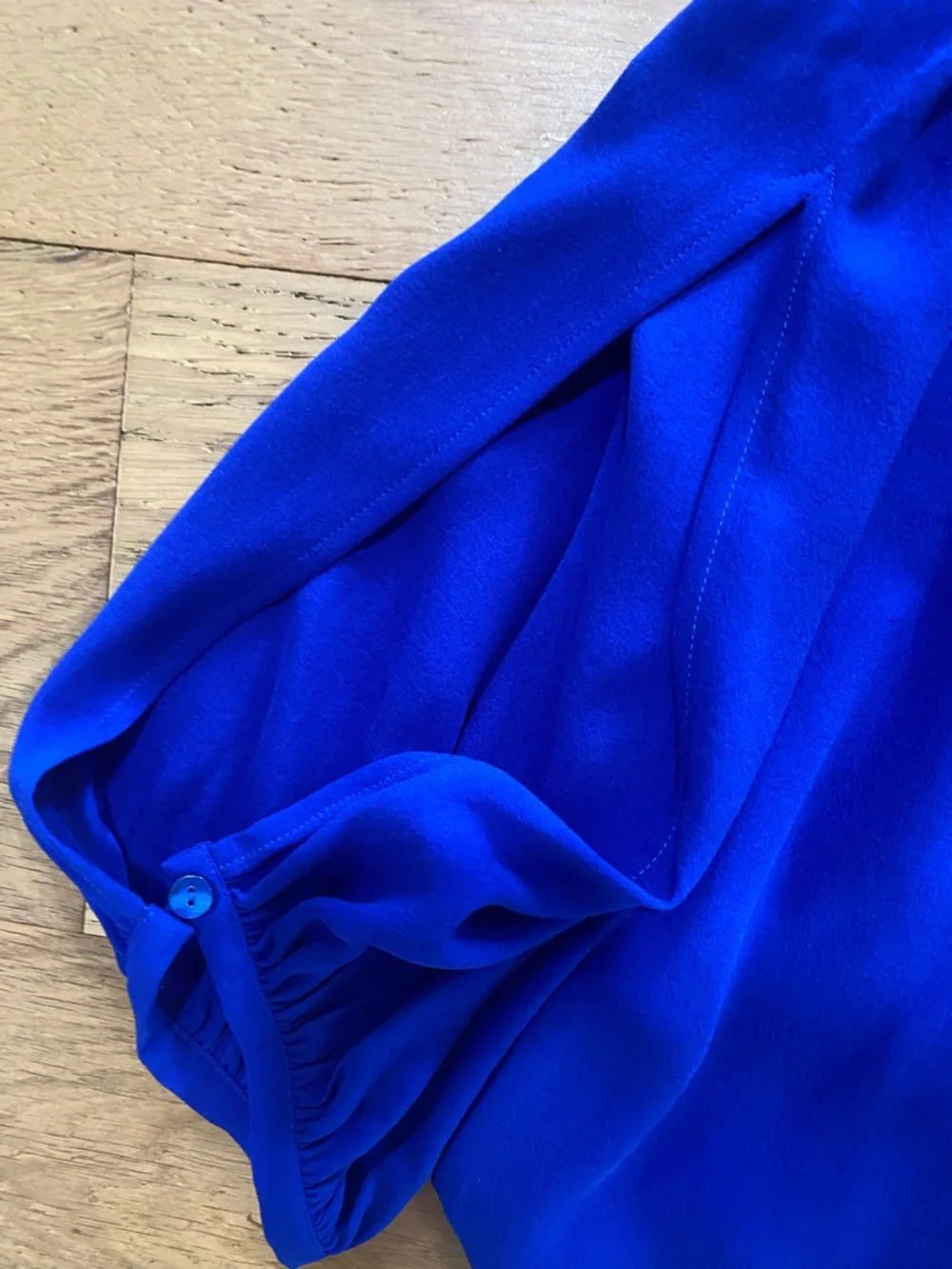 Eileen Fisher Royal Blue Long Slit Sleeve 100% silk Blouse size M VGUC